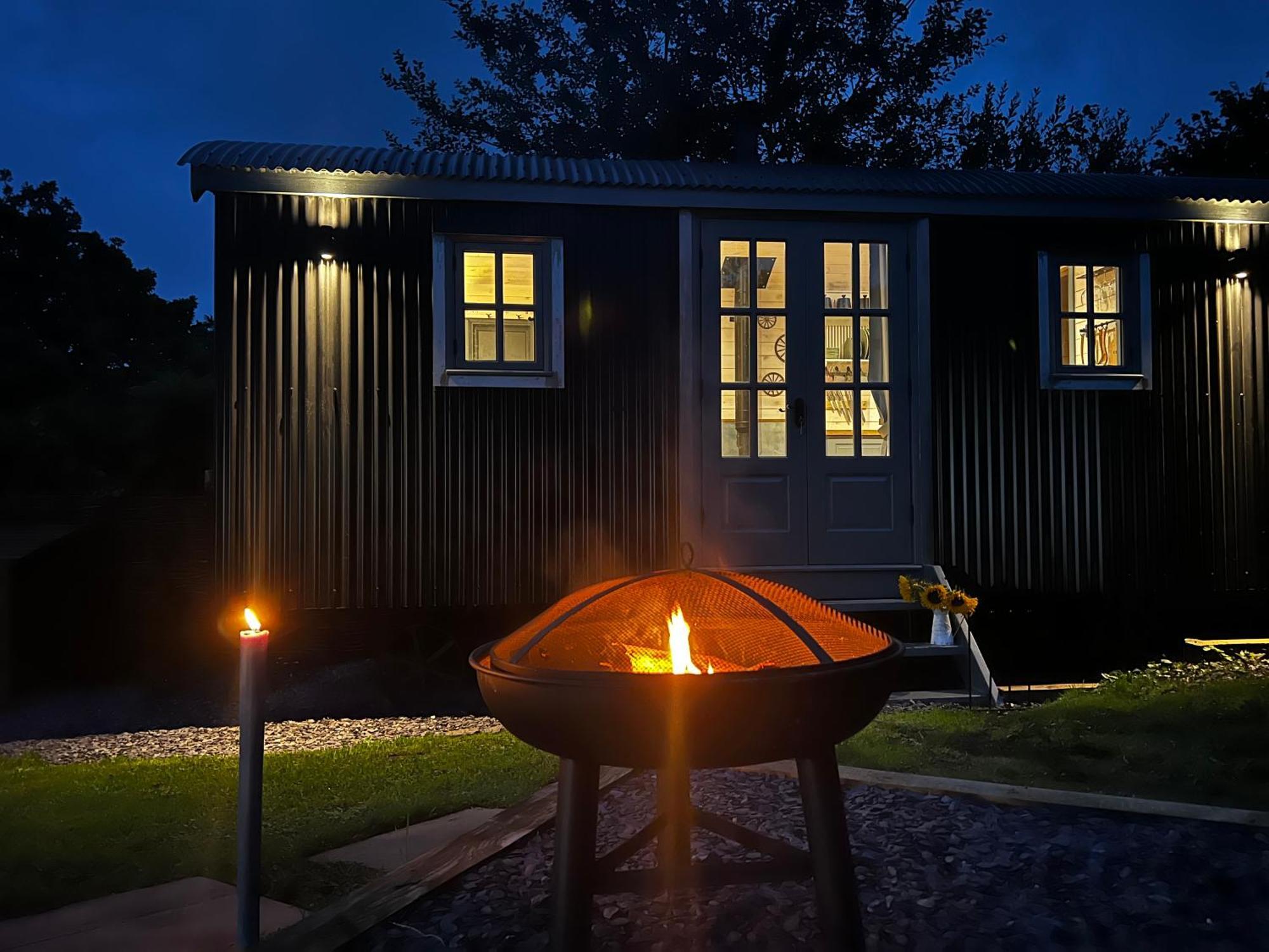 Mountain View Shepherd'S Hut For 2 Adults, 1 Dog Villa Llangoed Exteriör bild
